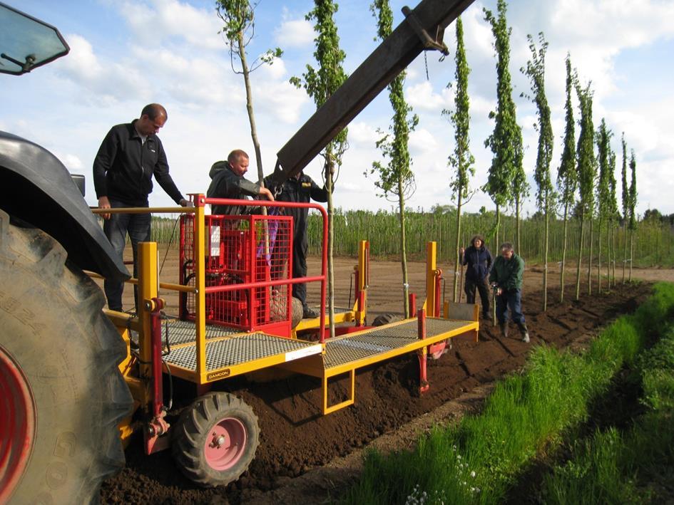 16 Bedrijfsfiche Afbeelding 1: boomplantmachine voor grote bomen 5.2 AANWEZIGE OVERIGE MACHINES? In de rij (tussen de bomen) wordt er geschoffeld met een schoffelmachine met een voeler.