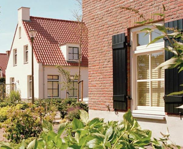 Een stijl die is geïnspireerd op de dorpse bebouwing in Vlaanderen en die zich kenmerkt door een afwisselende architectuur in diverse materialisering.