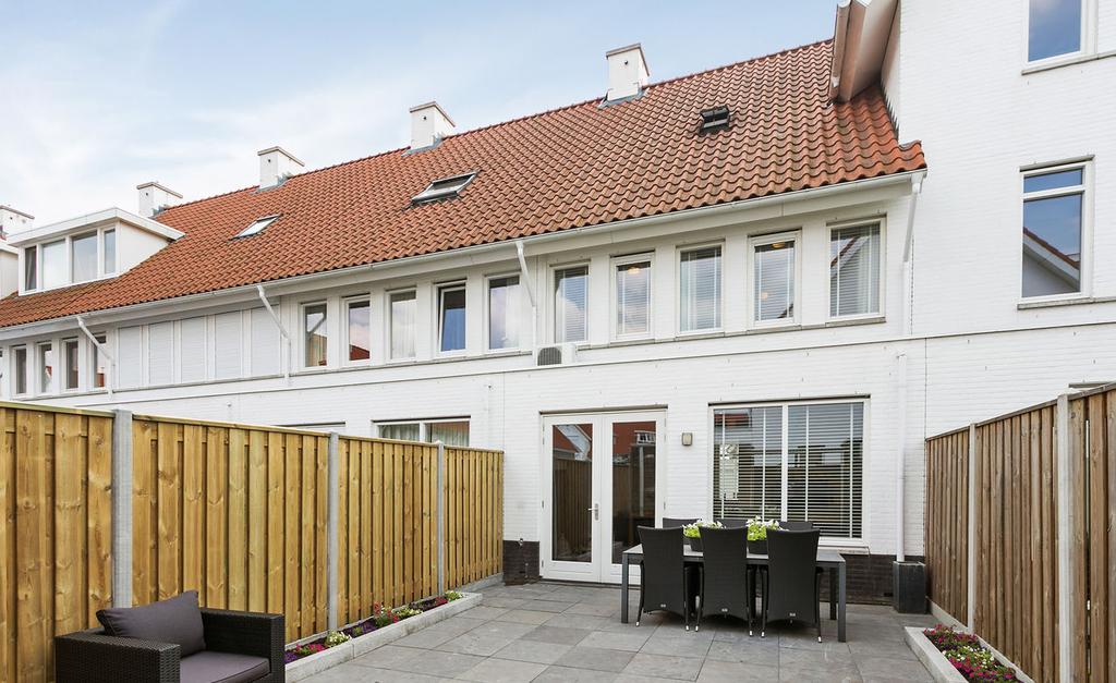 Dominee v Ingenstraat 1 Hedel Achter de witte gevels van deze fraaie middenwoning gaat een luxe en perfect afgewerkte woning schuil, waarin sfeervolle accenten en fraaie materialen de boventoon