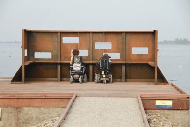 Ook ontbreekt een opstelplaats voor een rolstoel met een goed uitzicht. 22.1. Vergroot het betonnen plateau en zorg dat er ruimte is voor een rolstoel en meerdere staande personen.