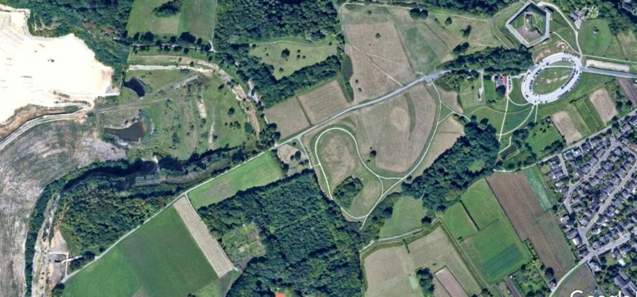 Overzicht terrein 14 15 16 17 18 1 2 3 4 5 6 7 8 13 12 11 10 Vanaf fort St. Pieter is een verhard geasfalteerd pad naar het plateau van de St. Pietersberg.