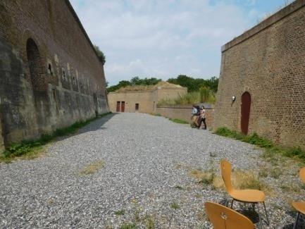 De afwerking van het pad tussen het fort en de caponieres bestaat uit grof steenslag en is ongeschikt voor de rollator, rolstoel, scootmobiel en ook voor diverse