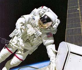 Astronauten die het ruimtestation verlaten dragen een speciaal ruimtepak van ongeveer 103 kg.
