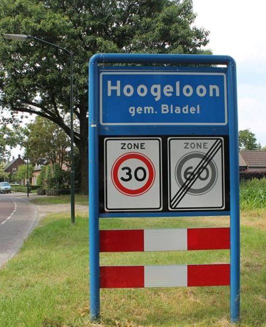 Hoogeloon heeft het karakter van een straatdorp dat een lengte heeft van bijna 4 km, en tot aan Hapert toe