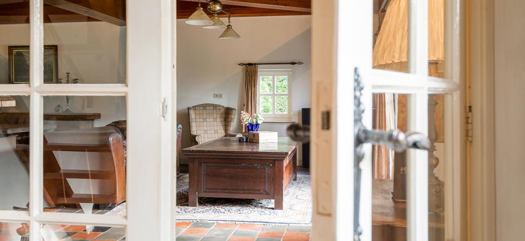 Vanuit de hal heb je toegang tot de woonkamer, 2 slaapkamers, de badkamer,