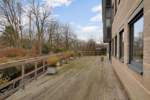 Omgevingsfactoren Het representatieve kantoorgebouw is gelegen in de wijk Beethovenpark te Naarden. De omgeving van het kantoorgebouw kenmerkt zich door een mix van wonen en werken.