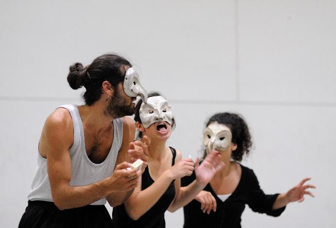 Comedia dell arte. COMMEDIA DELL ARTE In Italië werd in de 16e eeuw het commedia dell arte populair. Een groep acteurs speelde een voorstelling waarbij vooral geïmproviseerd werd.