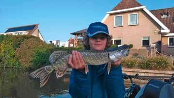 kinderen had de nodige ervaring en kon gelijk gaan vissen terwijl anderen eerst uitleg nodig hadden. Het was prima visweer, droog en bewolkt. De vangsten waren erg verschillend per boot.