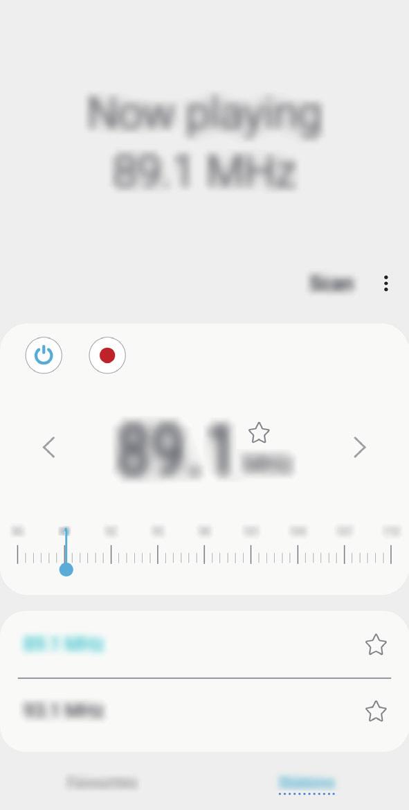 Apps en functies Radio Naar de FM-radio luisteren Open de app Radio. Voordat u deze app gebruikt, moet u eerst een hoofdtelefoon aansluiten. De hoofdtelefoon werkt als radioantenne.