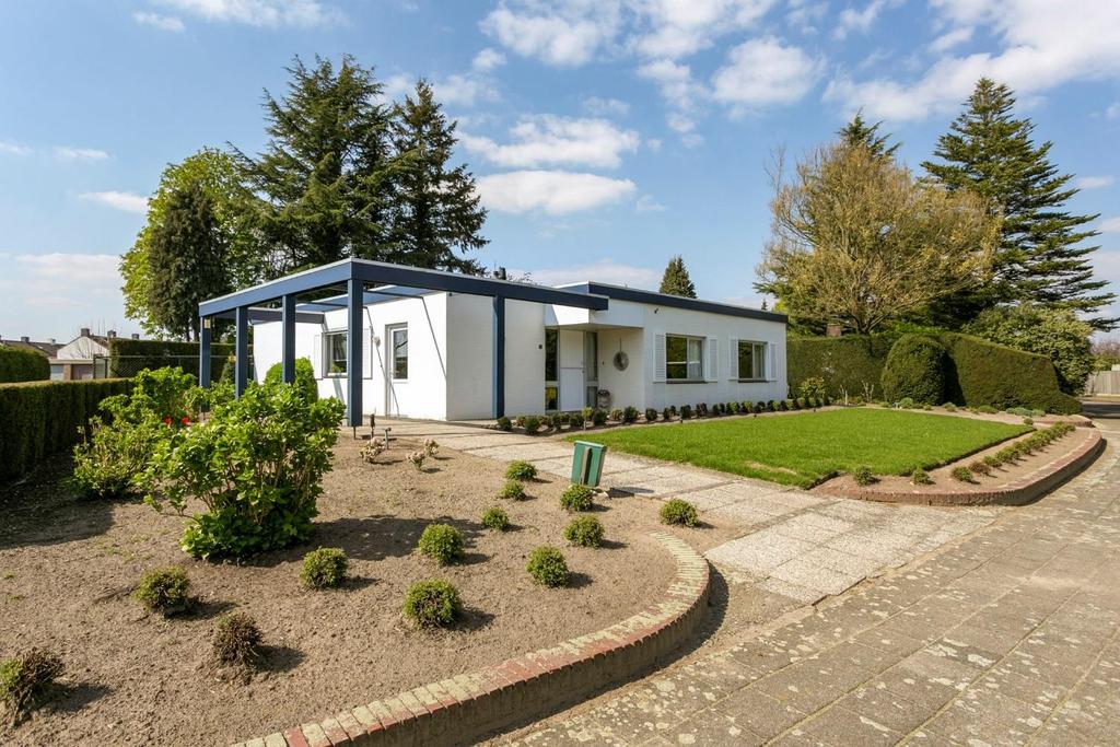 HIGHLIGHTS KENMERKEN Bungalow op loopafstand van het centrum van Grubbenvorst 3 (slaap)kamers Garage Type Woonopp. Perceelopp. Inhoud Bungalow ca. 138 m2 (excl. garage) 1025 m2 380 m3 ( excl.