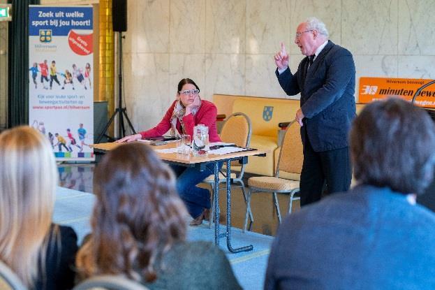 Tijdens de act werd een algemene ledenvergadering gespeeld waarin oudvoorzitter Roel het stokje overgaf aan de nieuwe voorzitter Kristel. Hierbij werden 2 voorzitterstypes uitgebeeld.