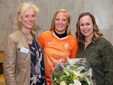 Ze speelt nu bij vv Alkmaar en komt uit voor de Jong Oranje Vrouwen.