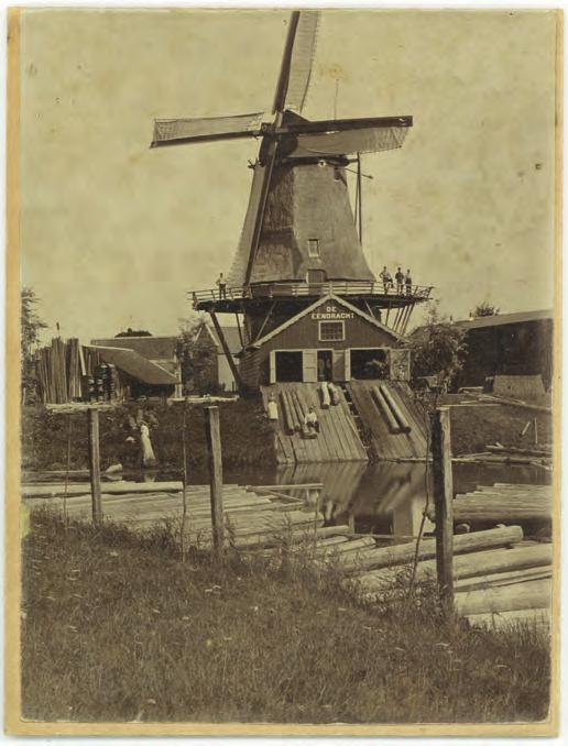 Foto van De Eendracht, gezien vanaf de kant van het balkengat. Collectie: SNS Historisch Centrum/ Frans Walkatearchief. kruier die er toen waren.