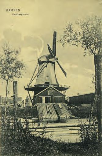 Deze ansichtkaart werd afgestempeld op 27 september 1907 en laat molen De Eendracht (die overigens toen al weg was) zien van over het balkengat.