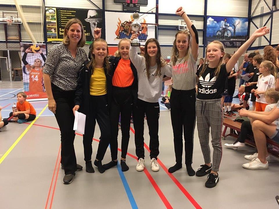 Weer finale plaats meiden van de Branink Voor het tweede achtereenvolgende jaar stond een team van de Openbare Dalton school Branink in de finale van het Nederlands kampioenschap schoolvolleybal.