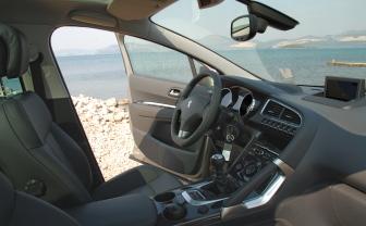 traditionele analoge klokken. Gezinsauto Terwijl de 3008 voorin overtuigt met het bijzondere cockpit-gevoel, biedt de auto achterin de ruimte van een middelgrote MPV.