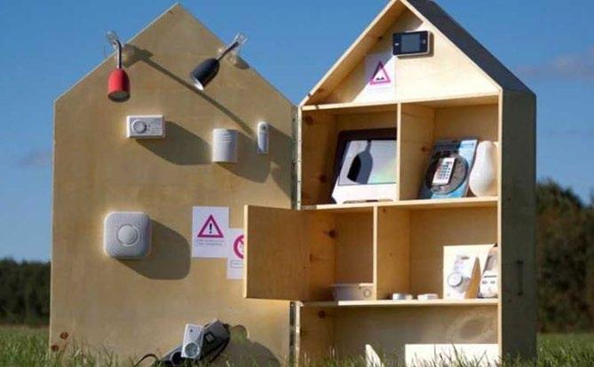 TOOS staat voor: Technologie voor Ouderen Om de hoek verkrijgbaar Slim!. TOOS is een schaalmodel van een woning. Een soort poppenhuis.