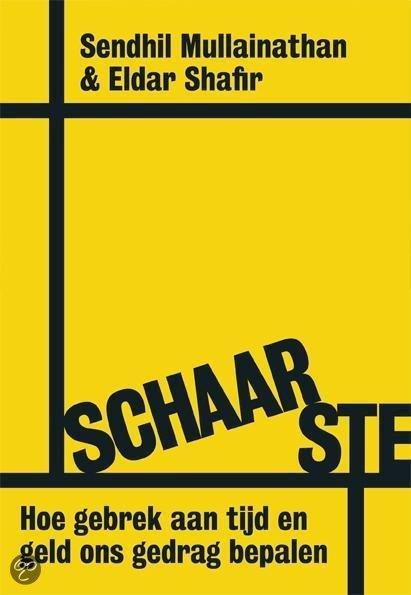 Leestips Schaarste Ons leven wordt bepaald door dingen waar we te weinig van hebben. Of het nu gebrek aan tijd, geld, voedsel, sociale contacten of iets anders is: schaarste stuurt onze aandacht.