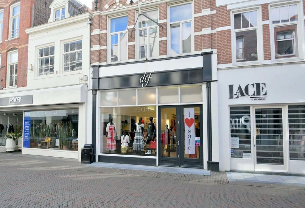 Omschrijving Object/ligging Op een goede locatie in het historische stadscentrum van Deventer is deze winkelruimte voor verhuur beschikbaar.