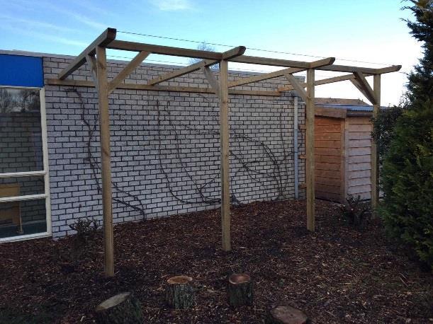 PERGOLA SCHOOLTUIN Meinco van der Haven heeft samen met Michel van Dorp afgelopen zaterdag 9 maart een pergola gemaakt in