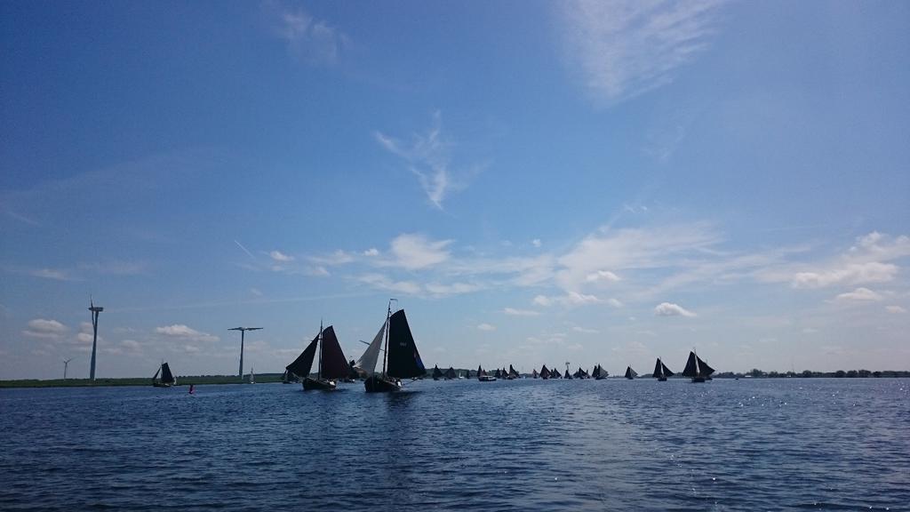 Daarna was er in mei traditiegetrouw de Zuidwalrace in Spakenburg. De KP 32 was present en heeft met enthousiaste gasten een gezellige dag op het Eemmeer gehad.