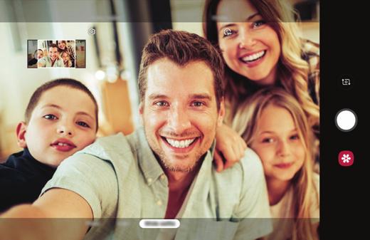 Apps en functies Brede selfiestand U kunt een brede selfie maken met meerdere personen op de foto om te voorkomen dat personen buiten beeld vallen.