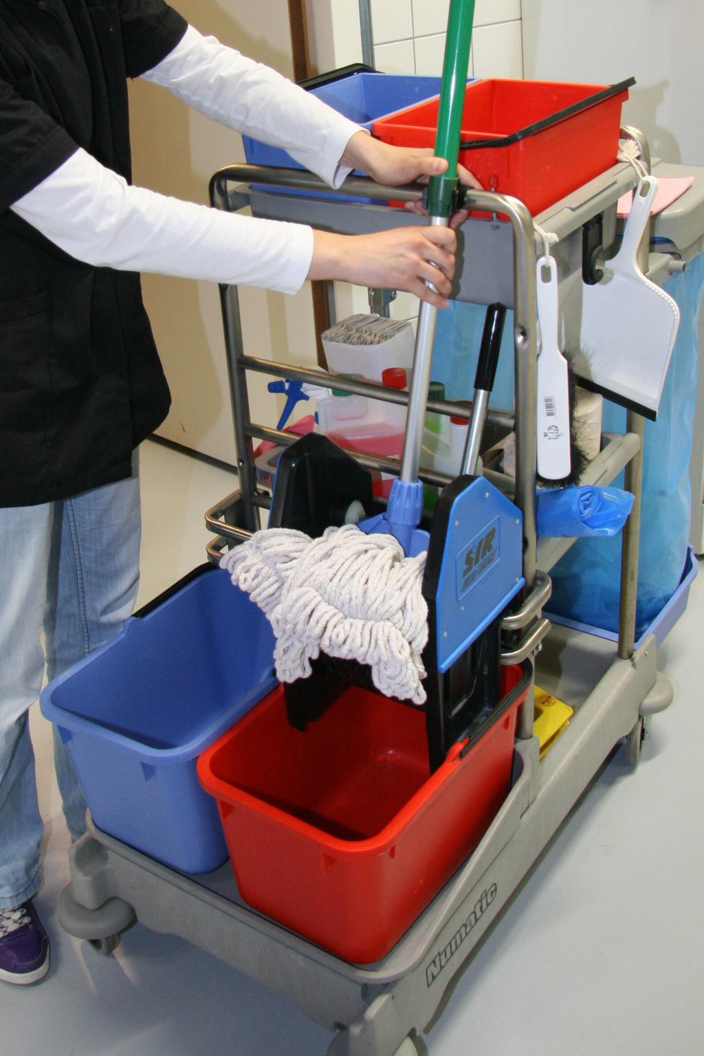 In de professionele schoonmaak werk je vaak met een materiaalwagen. Hierop staan een of twee emmers met verschillende kleuren werkdoeken en verschillende middelen en gereedschappen.
