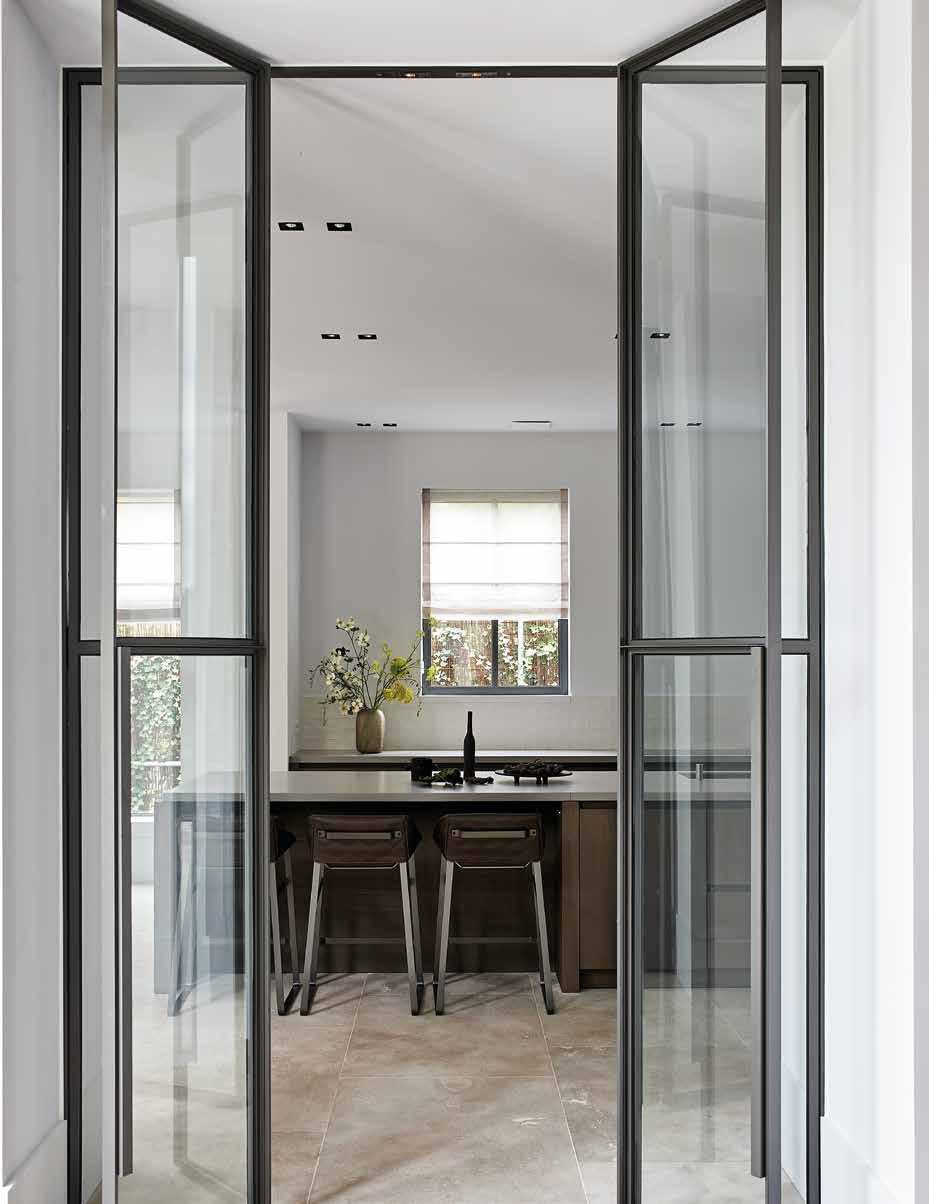 COMFORTABLE AND INTIMATE Studio Piet Boon is gevraagd om het exterieur en interieur te ontwerpen voor een comfortabel en intiem familiehuis, dat past binnen het straatbeeld