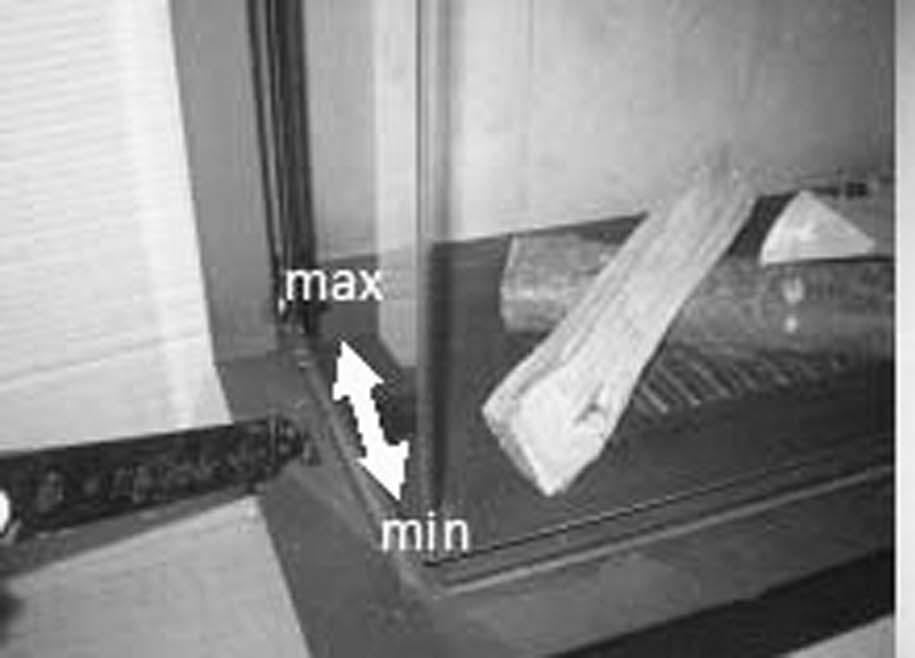 Bij een open deur zal de regeling geen effect hebben op het vuur. Le réglage de l arrivée d air se fait manuellement à l aide de la main froide (photo 9).