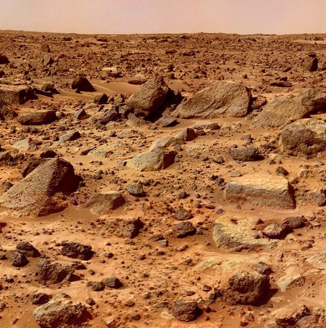Sommige hebben een kleinere sonde of landingsvaartuig mee. In 2004 landden er twee onbemande ruimtevaartuigen op Mars.