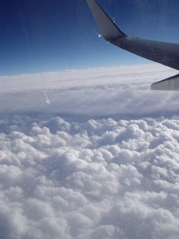 Deze luchtlaag, die we de atmosfeer of dampkring noemen, wordt net zoals voorwerpen door de zwaartekracht van de aarde vastgehouden. De atmosfeer draait met de aarde mee.