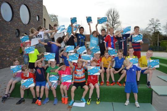 In 216 en 218 is er voor alle kinderen die hebben meegedaan aan een buitenschoolse kennismakingscursus een uitje geregeld naar een wedstrijd van resp. Heracles en Twente (foto s 3 en 4).