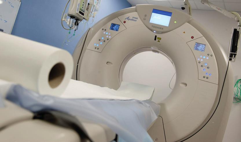 HET ONDERZOEKSAPPARAAT In de onderzoeksruimte komt u op een smalle onderzoekstafel te liggen die tijdens het onderzoek door de ringvormige opening van de CT-scanner schuift.