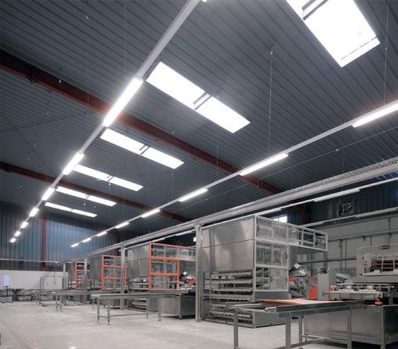 SUPERMARKT industrie Staal vs aluminium lichtlijnen Prijs Aluminium is tot 3x duurder dan staal. Ook is er verhoudingsgewijs meer aluminium nodig voor het maken van lichtlijnen.