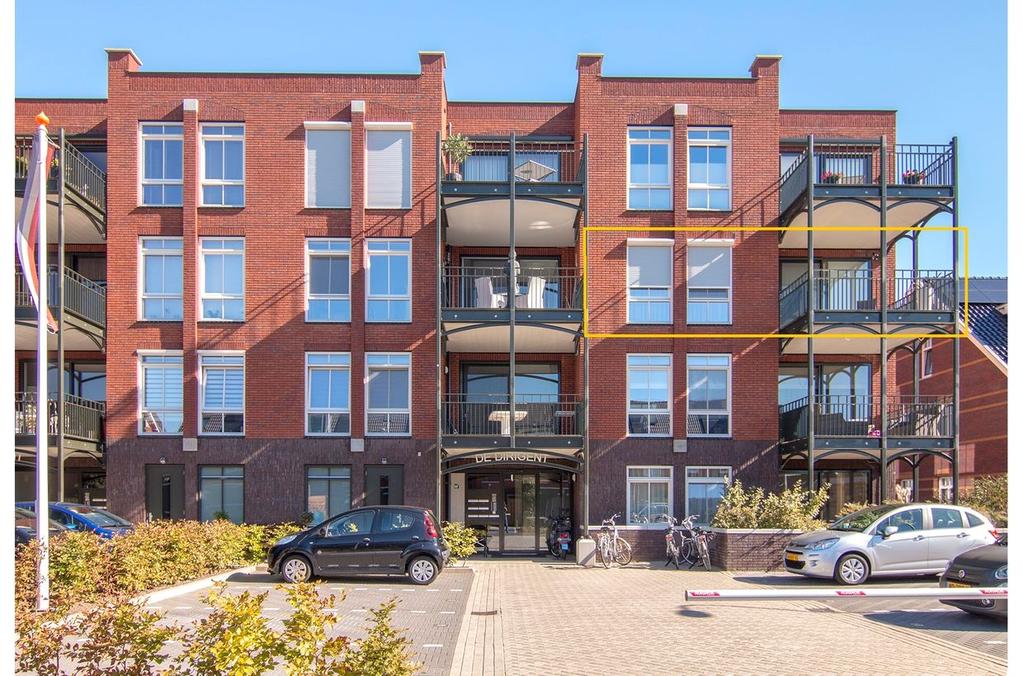 Ligging en indeling U komt de woning binnen in de entree met toegang tot alle ruimtes zoals het toilet, de badkamer, slaapkamers, technische ruimte en woonkamer met open keuken.