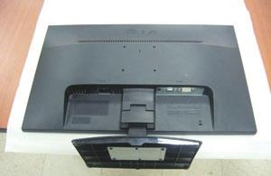Plaats de monitor met de voorkant naar boven gericht op een kussen of een zachte doek. A type 2.