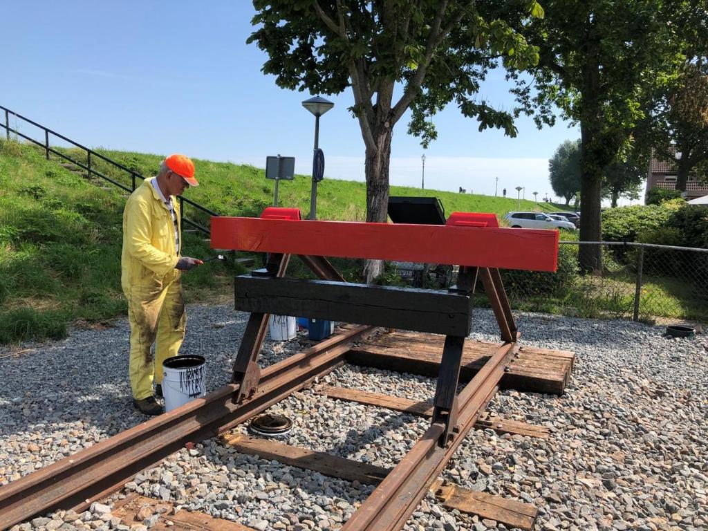 25 juni 2019: de stootjukken in Medemblik worden keurig in de verf gezet.