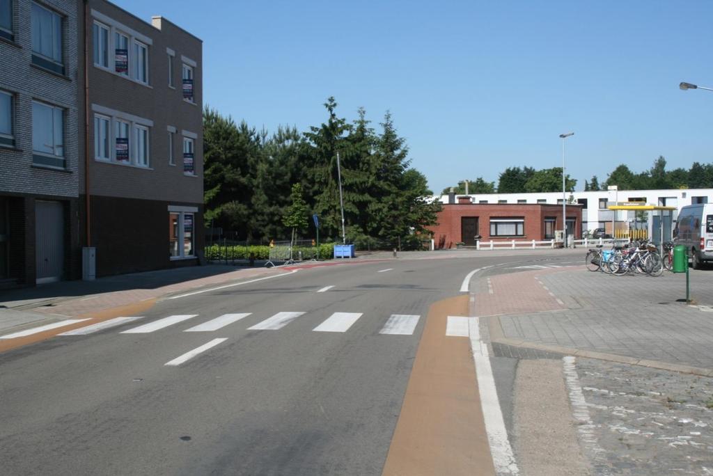 Je moet hier de volgende straat links inrijden. Volg het fietspad tot aan de bushalte (zie blauw kruis).