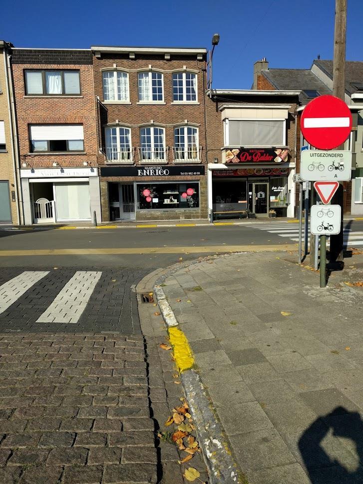 Hier sla je rechtsaf en blijf de fietssuggestiestrook volgen aan de rechterkant van de straat.