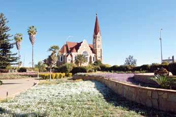 ) waar uw Blauwe Vogel gids u opwacht. Transfer naar Windhoek waar we een korte citytour maken en er mogelijkheid is het centrum te voet te ontdekken.