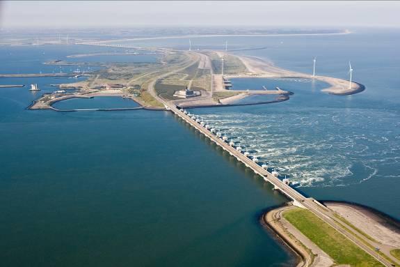 Afbeelding 1.1. Oosterscheldekering De maatregel valt af vanwege de hoge kosten en grote onzekerheid met betrekking tot de reactie van het watersysteem.