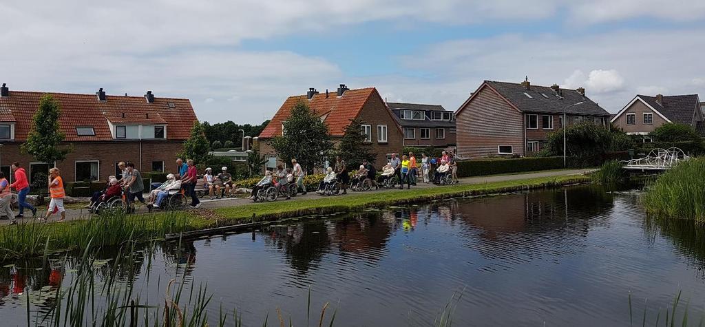 Hier hielden wij een plas- en drinkpauze. Na de pauze vertrokken wij naar de Voorweg waar we konden genieten van alle mooie tuinen, eenden en waterlelies.