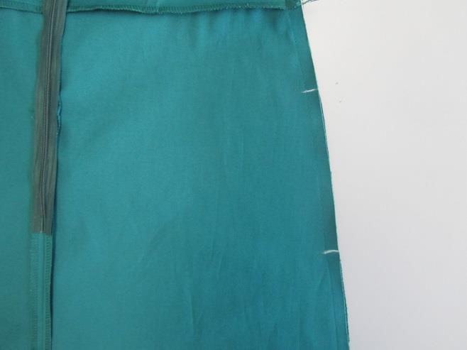 Zakken in de naad: sluit de zijnaden van de jurk vanuit het armsgat naar de insnijdingsmarkering en zet het