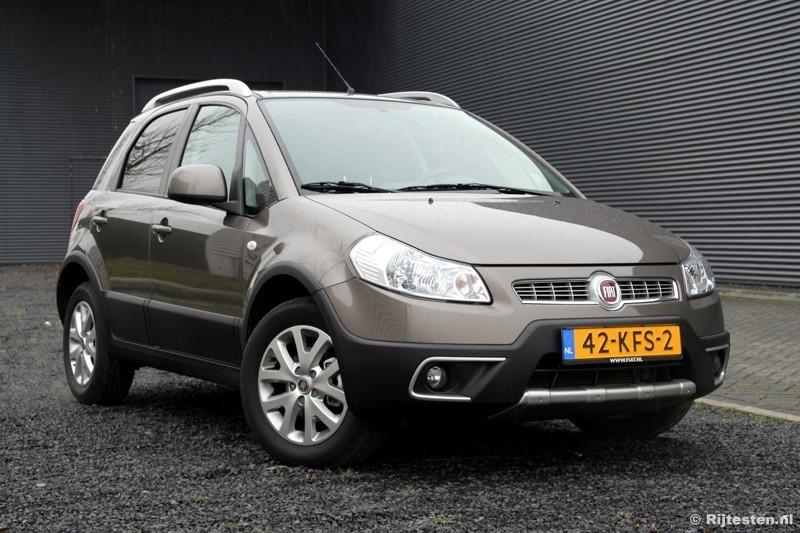 Michel van Breugel 4 februari 2010 Een neef uit Japan De Fiat Sedici (spreek uit: see-die-sjie) heeft net als zijn neef, de Suzuki SX4, een facelift ondergaan.