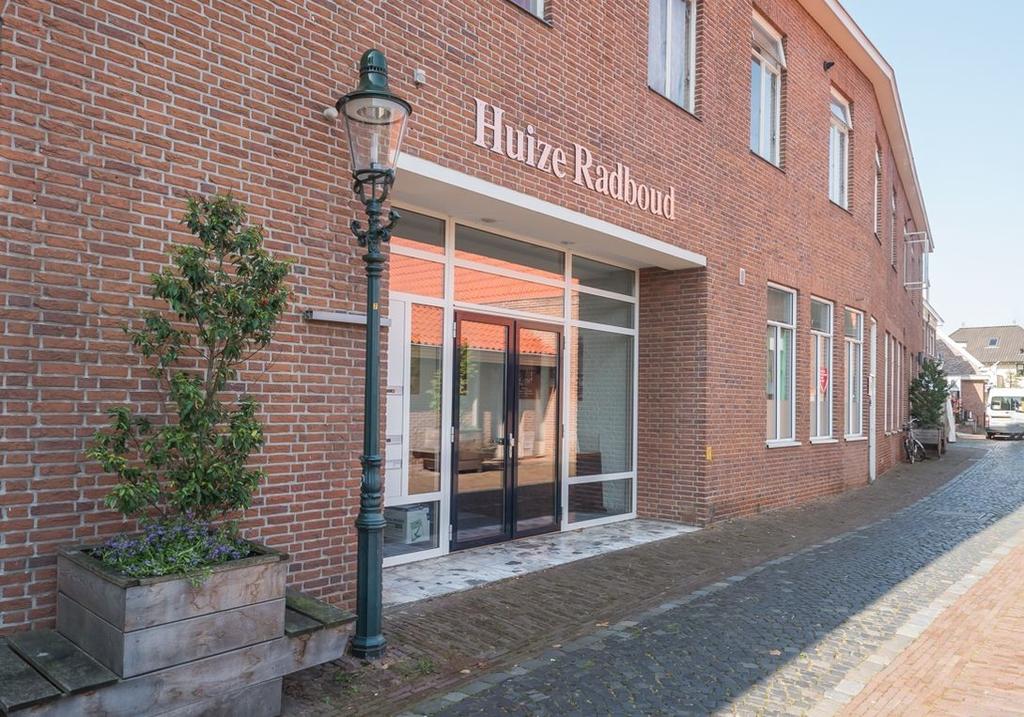 INLEIDING KLOOSTERSTRAAT 21, 7631 GA OOTMARSUM Goed onderhouden op het zuiden gericht ROYAAL APPARTEMENT op de 2e verdieping van het appartementencomplex " Huize Radboud".