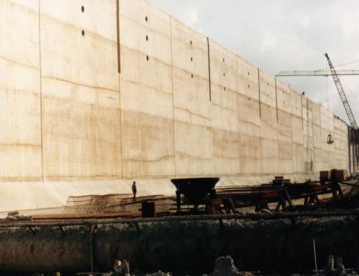 000 m³ puin verwerkt kon worden in het te vervaardigen beton voor de nieuwe sluis. De werken werden voltooid in 1988.