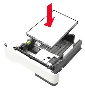 Opmerking: Gebruik de pijlen in de printer als richtlijn. Plaats of verwijder geen laden terwijl de printer bezig is met afdrukken. Plaats niet te veel papier in de printer.