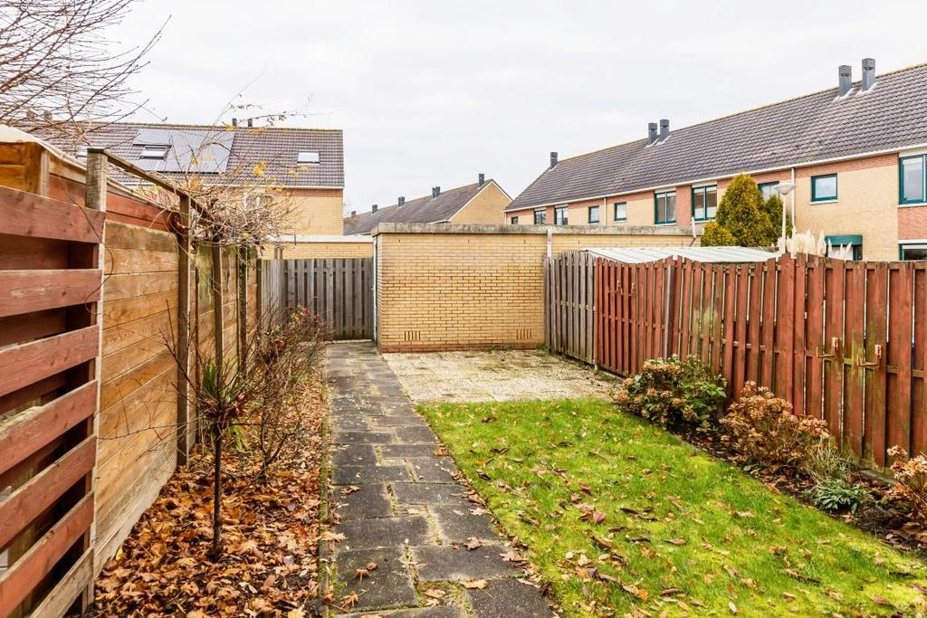 De tuin: De achtertuin is bijna 12 meter(!) diep en is gesitueerd op het noord-/westen. Hierdoor kunt u een groot gedeelte van de dag genieten van de zon.