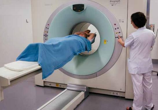 OPDRACHT UZ LEUVEN Inrichting van cleanrooms: voor commerciële productie van FDG Voor conventionele radiofarmacie FDG: Radioactieve suiker die geïnjecteerd wordt in de patiënt voor een PET-scan.