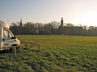 Om ongeveer half 4 zijn we weer bij de camper. Voordat we aan de borrel gaan nemen we nog een foto van de camperplek.